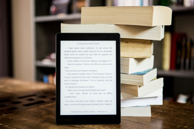 Ilustrasi membaca buku digital. [Pexels]